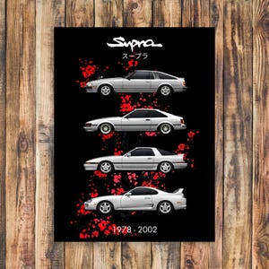 Könnte beinhalten: Schwarzes Poster mit vier silbernen Toyota Supra Autos. Das Wort "Supra" steht oben, darunter japanische Schriftzeichen. Rote florale Akzente und die Jahreszahlen "1978-2002" befinden sich unten.