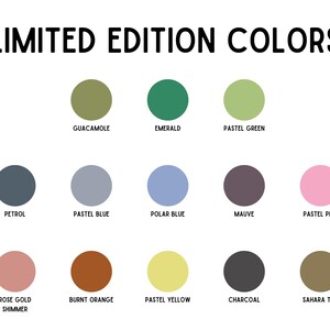 Puede incluir: Un gr&aacute;fico que muestra una paleta de 12 colores de edici&oacute;n limitada. Los colores est&aacute;n dispuestos en tres filas, cada una con cuatro muestras de color circulares. Los colores incluyen Guacamole, Esmeralda, Verde Pastel, Petr&oacute;leo, Azul Pastel, Azul Polar, Malva, Rosa Pastel, Oro Rosa Brillante, Naranja Quemado, Amarillo Pastel, Carb&oacute;n y Sahara Tan.