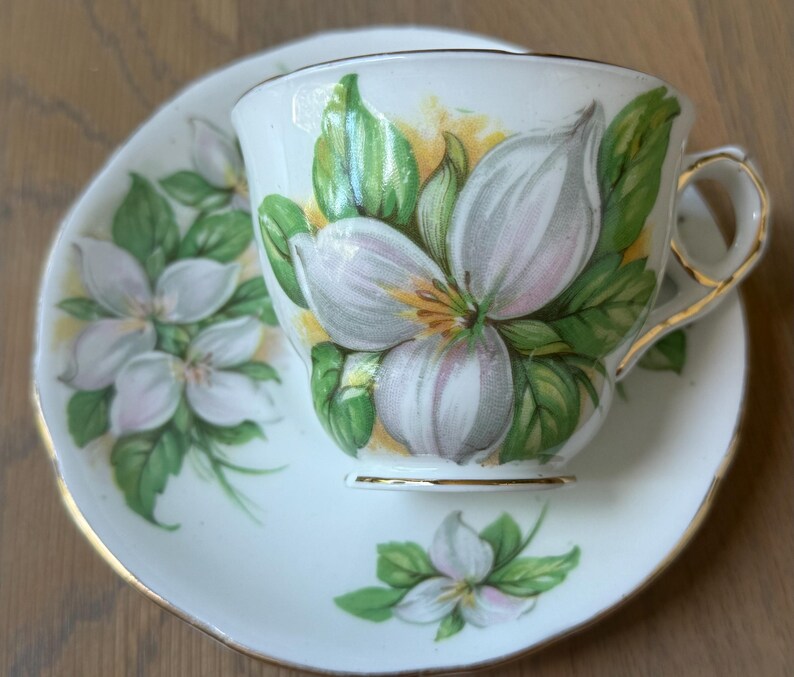 Royal Stafford Trillium Teacup & Saucer - Thumbnail 2