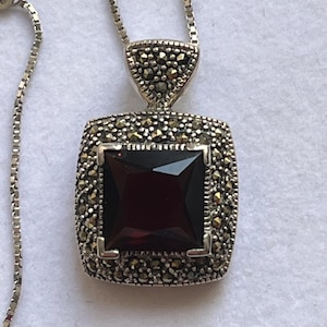 Vintage Sterling Silver Red Garnet Pendant Necklace