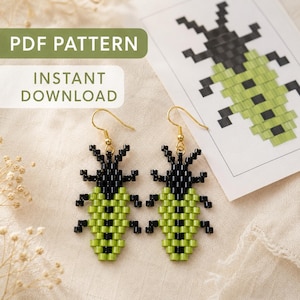 Puede incluir: Un par de pendientes de cuentas con forma de escarabajo en colores negro y verde claro, con ganchos de metal dorado. Junto a ellos hay un patrón impreso en papel que muestra un diseño de escarabajo pixelado con el texto PDF PATTERN INSTANT DOWNLOAD.