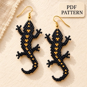 Könnte beinhalten: Ein Paar Eidechsen-Ohrringe aus schwarzen und goldenen Saatperlen mit goldfarbenen Metallhaken. Der Text PDF PATTERN ist oben rechts zu sehen. Die Ohrringe haben die Form kleiner Eidechsen mit einem goldenen Streifen in der Mitte.