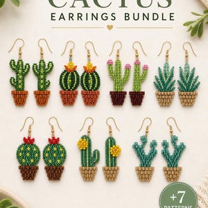 Puede incluir: Una colección de siete pares de pendientes de cactus hechos con cuentas y ganchos dorados. Cada par presenta un diseño único de suculenta en tonos verdes, marrones, amarillos y rosas, bajo el texto CACTUS EARRINGS BUNDLE y +7 PATTERNS.