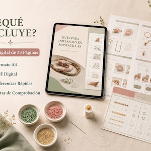 Una tableta y papeles impresos muestran el contenido de una guía digital sobre mostacillas junto a cuencos con cuentas.
