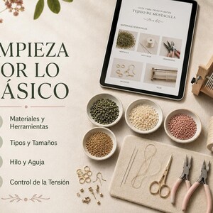 Materiales y herramientas para bisutería como alicates, agujas, hilo y cuencos con mostacillas sobre una mesa.