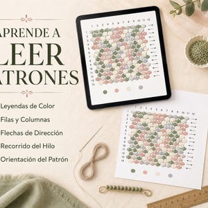 Una tableta digital y hojas impresas muestran patrones de abalorios cuadriculados junto a cuencos de cuentas.