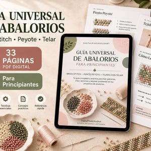 Una tableta digital muestra una guía universal de abalorios rodeada de cuencos con mostacillas y hojas impresas.