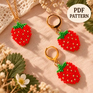 Può includere: Una collana e un paio di orecchini a cerchio con ciondoli a forma di fragola realizzati con perline rosse e verdi con accenti dorati. I ciondoli a fragola hanno un aspetto testurizzato e pixelato. Un'etichetta circolare mostra il testo PDF PATTERN.