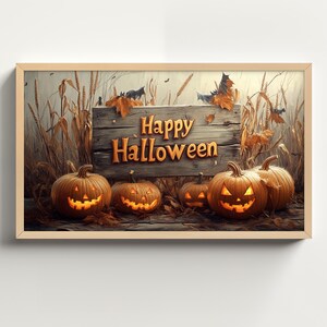 以下が含まれることがあります： トウモロコシ畑の前に、「Happy Halloween」と書かれた木製の看板があります。手前に、光る顔をしたジャック・オー・ランタンが4つあります。