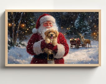 Op de afbeelding: De kerstman in een rood pak met witte versiering houdt een klein gouden puppy in zijn armen. De scène speelt zich af in een besneeuwd winterbos met een kleine rode wagen die door een rendier wordt getrokken op de achtergrond.
