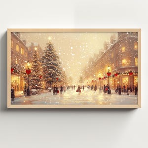 以下が含まれることがあります： 雪が降るクリスマスのシーンで、画像の中央に大きな飾られたクリスマスツリーがあります。人々は、ライトとガーランドで飾られた建物が並ぶ通りを歩いています。街灯とクリスマスツリーの輝きでシーンが照らされています。