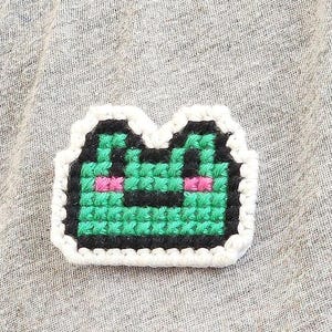 Süßer Frosch Kreuzstich Pin, Pixel Art Tier Anstecker, Handgemachte 100% Baumwolle Brosche, Kawaii Rucksack Accessoire