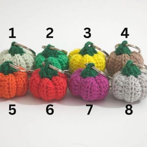 Häkel Kürbis Schlüsselanhänger, Amigurumi Taschenbaumler, Herbst Accessoire, Kawaii Halloween Geschenk, Lehrergeschenk, Handgefertigt