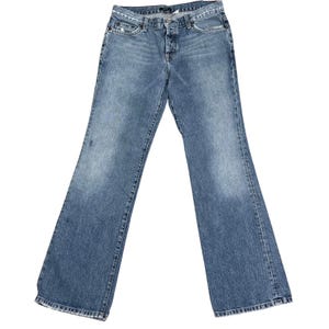 Puede incluir: Vaqueros de mezclilla azul claro con un diseño clásico de cinco bolsillos y cierre de botón y cremallera. Los vaqueros tienen un ligero acampanado en la parte inferior y están hechos de mezclilla de lavado medio. Los vaqueros son de estilo casual.