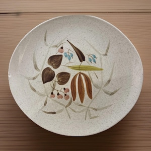 以下が含まれることがあります： 手作りの木製サイン。遊び心のあるフォントで「Welcome」と書かれています。白く塗装され、かすれた仕上がりで、小さなハートの装飾付き。屋内または屋外での使用に適しています。