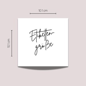 May include: A white square with the text "Etikettengr&ouml;&szlig;e" in black script, measuring 10.1 cm by 10.1 cm. The text is centered on the square. The background is a solid, light beige color.