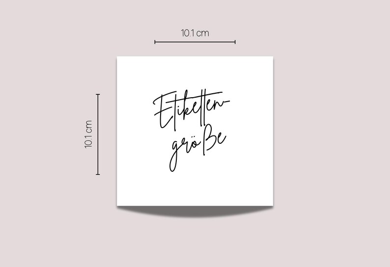 May include: A white square with the text "Etikettengr&ouml;&szlig;e" in black script, measuring 10.1 cm by 10.1 cm. The text is centered on the square. The background is a solid, light beige color.