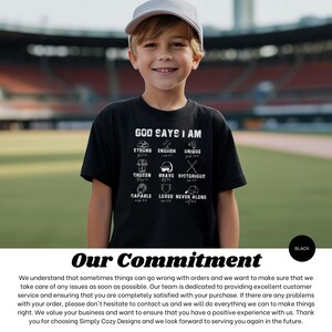 Może przedstawiać: Czarny T-shirt z białym nadrukiem graficznym, na kt&oacute;rym widnieje napis "B&oacute;g m&oacute;wi, że jestem" wraz z listą pozytywnych cech, w tym "Silny", "Wystarczający", "Unikalny", "Wybrany", "Odważny", "Zwycięski", "Zdolny", "Ukochany" i "Nigdy sam".