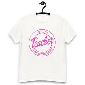 Ich bin nur ein Lehrer, der in ihrer Welt lebt Lehrer-T-Shirt Unisex klassisches T-Shirt Barbie inspiriert Lehrer Geschenk lustiges Shirt Geschenke für sie Geschenke für ihn