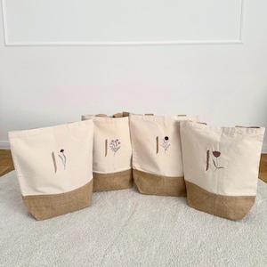 Personalisierte Jutetasche mit arabischer Bestickung | Beutel mit besticktem Anfangsbuchstaben und Blumen-Motiv | 7 verschiedene Blumen