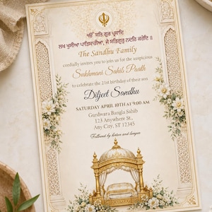 Op de afbeelding: Een rechthoekige uitnodigingskaart met een crèmekleurige achtergrond, gouden sierlijke randen, bloemaccenten en een centrale illustratie van een gouden draagstoel. De tekst bevat The Sandhu Family, Sukhmani Sahib Paath en Diljeet Sandhu.