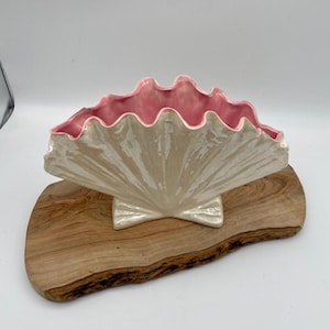 Puede incluir: Un juego de tres tazas de cerámica con un acabado mate moteado. Las tazas son de color crema, gris claro y gris oscuro. Cada taza tiene un diseño simple y minimalista.