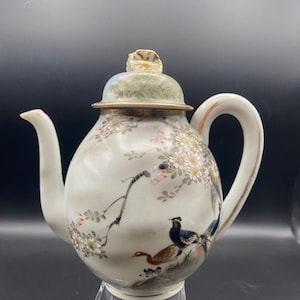 Bule de porcelana Kutani antigo com tampa, decorado com pássaros, faisões e flores - Pintado à mão - Detalhes em ouro - Assinado em vermelho ferro