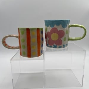 Juego de 2 tazas de cerámica con diseño de flores, lunares y rayas, con la inscripción "M"
