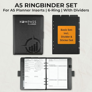 Puede incluir: Juego de archivador A5 negro con insertos de planificador, 6 anillas y divisores. El juego incluye un archivador negro con el logotipo "KOMPASS PLANNER", un juego de divisores y páginas de planificador. El texto "Basic Set: incl. Divider & Sticker Set" es visible.