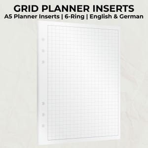 Può includere: Inserti per planner a griglia A5 bianchi con un design a 6 anelli. Gli inserti presentano un motivo a griglia per una pianificazione dettagliata e la presa di appunti. Il testo in alto recita "GRID PLANNER INSERTS" e "A5 Planner Inserts | 6-Ring | English & German".