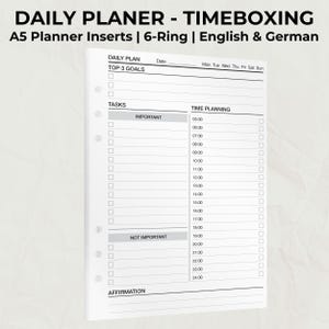Könnte beinhalten: Weißer A5-Planereinsatz mit 6-Ring-Design. Der Einsatz bietet Abschnitte für die Tagesplanung, einschließlich Top-Ziele, Aufgaben und Zeitplanung von 5:00 bis 24:00 Uhr. Text: "DAILY PLANER - TIMEBOXING" und "English & German".