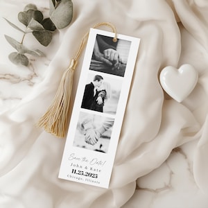 Puede incluir: Marcador de página de fotos en blanco y negro con tres fotos de una pareja. El marcador tiene un borla dorada y el texto "Save the Date! John & Kate 11.25.2025 Chicago, Illinois"