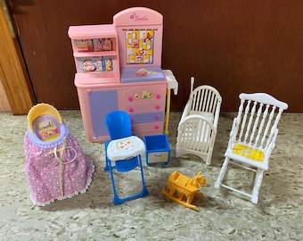BARBIE HAPPY FAMILY Kinderzimmer Spielset 2002 Krippe Schaukelstuhl Hochstuhl