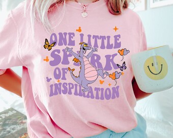 Camiseta del pequeño dragón morado de Epcot, camiseta "Una pequeña chispa de inspiración", camiseta de Disney, camiseta de Disney de colores cómodos, camiseta para viajes familiares a Disney.
