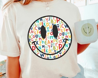 Camiseta Comfort Colors con carita sonriente y alfabeto, camiseta retro con carita sonriente, camiseta con carita sonriente, camiseta con carita feliz, camiseta para la vuelta al cole 193403
