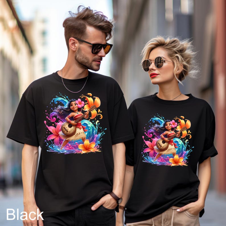 Puede incluir: Camisetas negras con un gr&aacute;fico colorido de una mujer de dibujos animados tocando el ukelele, rodeada de flores y salpicaduras de agua. La imagen incluye la palabra "Black" en la parte inferior izquierda.