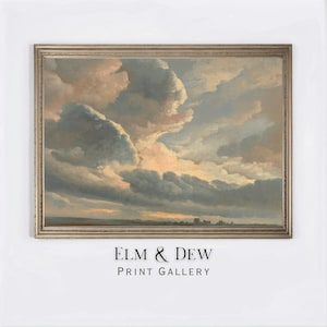 Könnte beinhalten: Gerahmtes Landschaftsgemälde mit einem dramatischen Himmel voller wirbelnder Wolken in Grau-, Pfirsich- und Goldtönen. Das Kunstwerk hat eine Vintage-Ästhetik, mit dem Text "ELM & DEW PRINT GALLERY" unten.