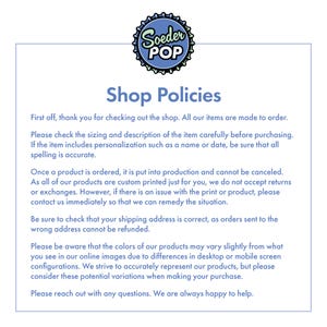 以下が含まれることがあります： 白い背景に「Shop Policies」のテキストと上部にロゴ。テキストは、注文品、サイズ、パーソナライズの精度、返品など、ショップのポリシーを詳述しています。また、色のバリエーションとカスタマーサポートについても説明しています。