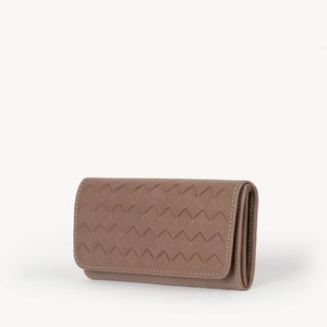 Cartera de cuero tejido de tres pliegues