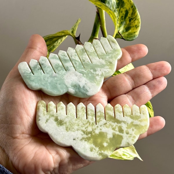 Peigne en jade naturel, appareil de massage pour la tête, outil d'application d'huile capillaire, outil en jade vert sculpté à la main pour la circulation du cuir chevelu