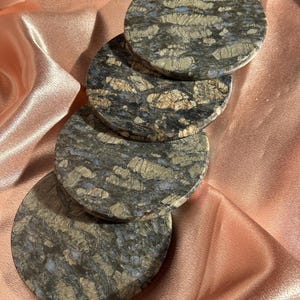 Zestaw podstawek Que Sera 4 z uchwytem, luksusowy prezent na parapetówkę, naczynia barmańskie z kamieni szlachetnych, naczynia do serwowania. Que Sera Brazilian Crystal
