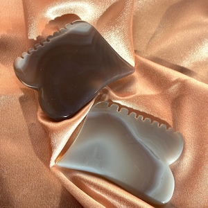 Agate Comb, Scalp Massager Comb + Gua Sha, Hair Oil Application Tool, Scalp Circulation Hand Carved Luxury Agate Tool