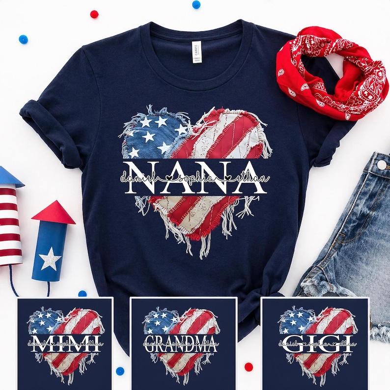 K&ouml;nnte beinhalten: Marineblaues T-Shirt mit einem herzf&ouml;rmigen Design der amerikanischen Flagge, dem Wort "NANA" und zwei Namen. Zus&auml;tzliche Designs zeigen "MIMI", "GRANDMA" und "GIGI" in &auml;hnlichen herzf&ouml;rmigen Flaggen-Designs. Ein rotes Bandana und Jeansshorts sind ebenfalls sichtbar.