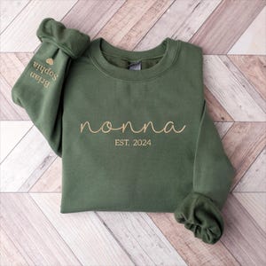 Custom Embroidered Nonna Sweatshirt with Grandkids Names on Sleeve, Est Date Nonna Sweatshirt, Gift for Nonna, Minimalist Nonna Sweater