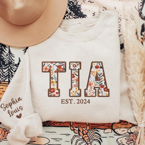 Custom Embroidered Tia Sweatshirt, Personalized Floral Applique Tia Sweatshirt, Aunt Hoodie, New Aunt Auntie Gifts, Gift for Aunt Auntie Tia
