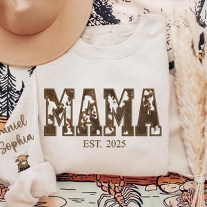 Sudadera con estampado de vaca y aplique personalizado para mamá - Sudadera estilo western para mamá, regalo personalizado para mamá, sudadera con capucha para el Día de la Madre y la vida en el rancho, Mamá EST 2025