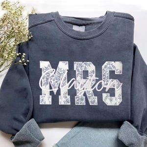 Custom Embroidered Mrs Sweatshirt, Personalized Floral Applique Sweatshirt, Future Mrs Sweatshirt, Gift for Mrs Bride Newlywed Bridal Shower