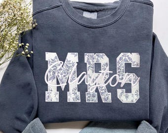 Custom Embroidered Mrs Sweatshirt, Personalized Floral Applique Sweatshirt, Future Mrs Sweatshirt, Gift for Mrs Bride Newlywed Bridal Shower