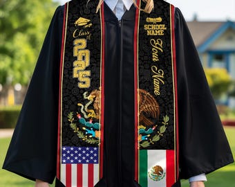 Op de afbeelding: Een afstudeersjerp met een zwarte achtergrond, gouden letters en een rood-wit-blauwe Amerikaanse vlag aan de ene kant en een Mexicaanse vlag aan de andere kant. De sjerp heeft de tekst "Klas van 2025" en "Schoolnaam Uw naam".