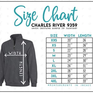Op de afbeelding: Een donkergrijs unisex sweatshirt met een kwartrits en een maattabel. De tabel toont maten XXS tot 4XL, met breedte- en lengtematen in inches. De tekst "Size Chart" staat bovenaan, samen met "CHARLES RIVER 9359".